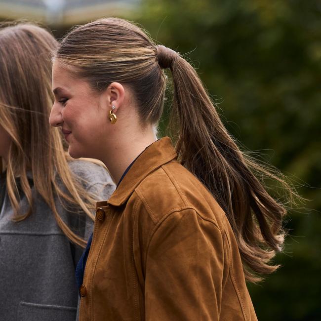 La princesa Leonor cubre la goma de su coleta con su propio cabello.